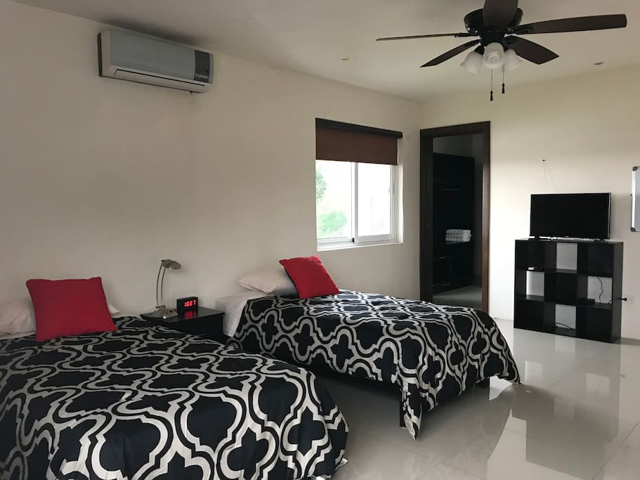 Amplia habitación con 2 camas individuales, escritorio, Apple TV, Aire Acondicionado. hermosa vista de la ciudad, baño/vestidor individual.