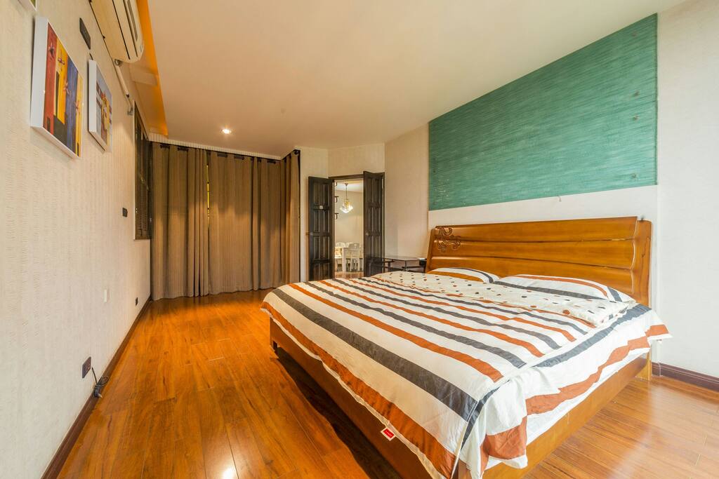 宽阔的主卧可欣赏江景 / Large BedRoom with Best Changjiang River View.