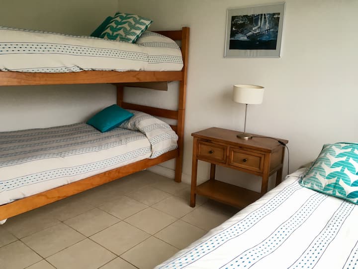 Საძინებელი 2, ორსართულიანი საწოლი და დაბალი საწოლი