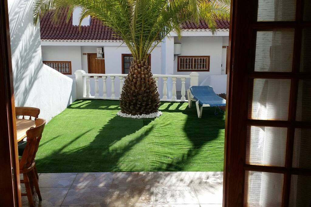 Small garden and terrace to have sun and lunch