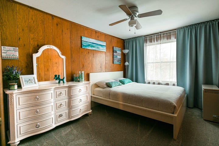 Dormitorio con cama queen size 