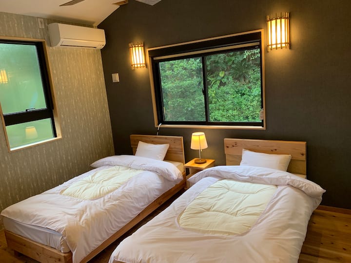 Chumba cha kulala kina vitanda 2 vya mtu mmoja.Pia nina kitanda cha mtoto.