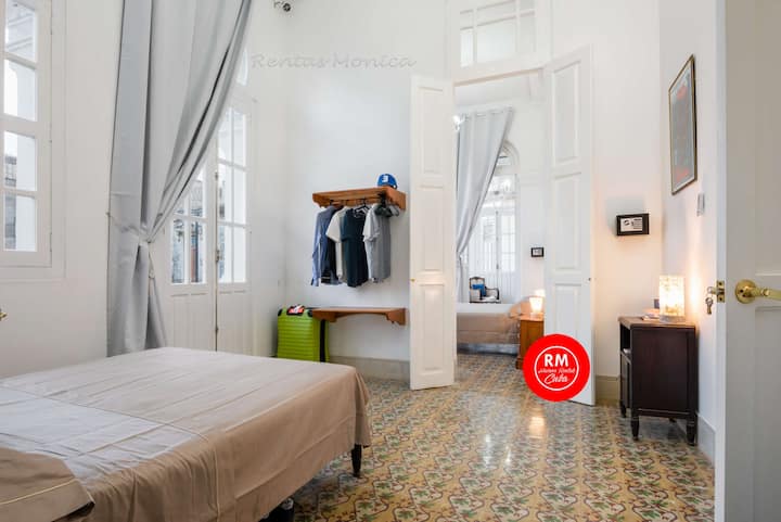 חדר שינה מס '3 עם מיטה זוגית, מזגן, כספת למסמכים וכסף,  קולבים, גישה למרפסת וחדר רחצה משותף