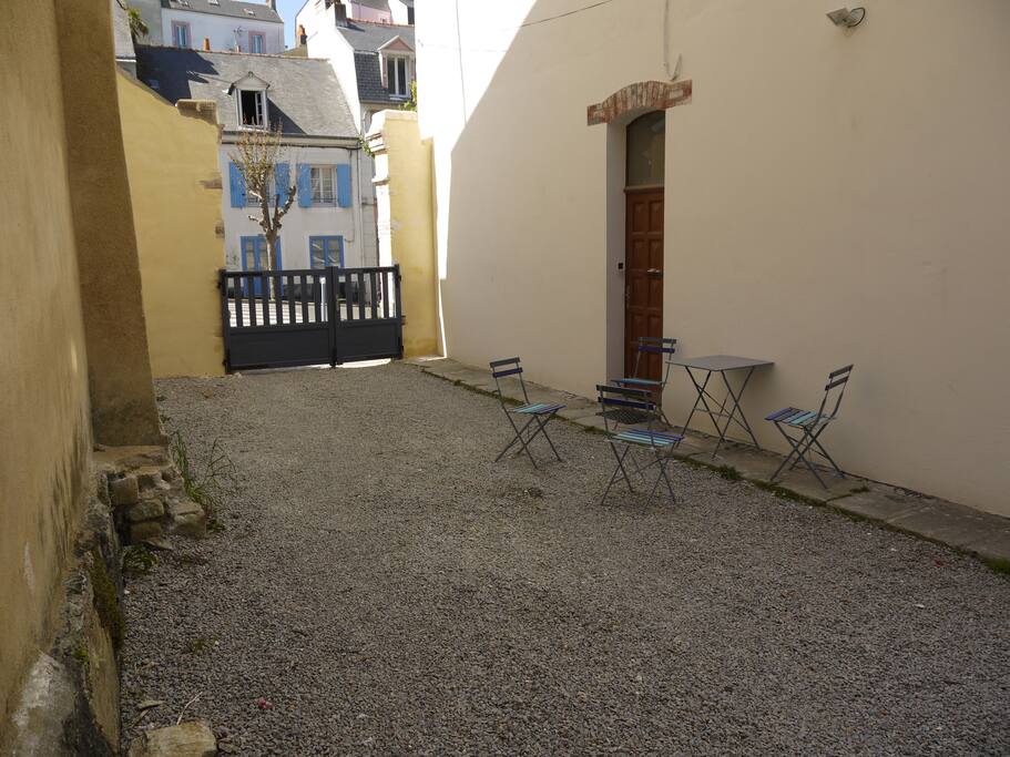 entrée de l'immeuble dans la cour.
un instant de repos avant de rejoindre l'étage.