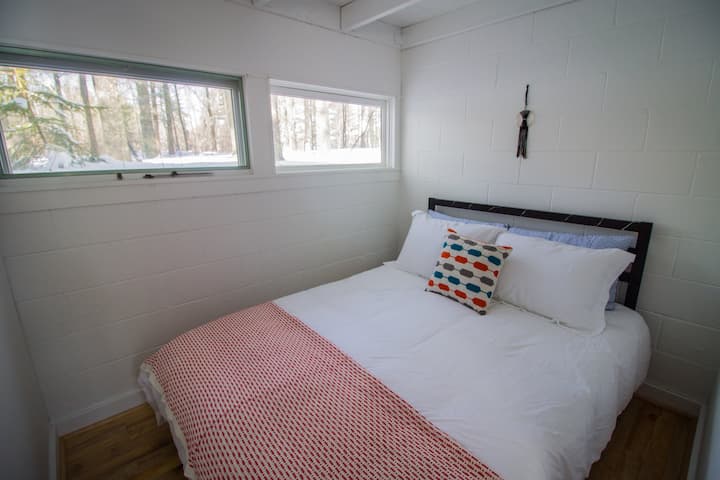 ห้องนอนชั้นล่างผ้าปูที่นอนและหมอนสำหรับการเข้าพักของคุณ  มีการเพิ่มม่านบังแสงในห้องนี้