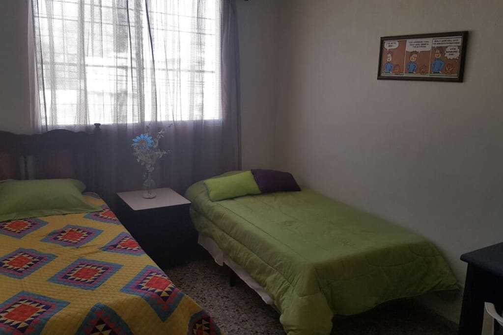 Habitación Junior con dos camas individuales y escritorio comparten baño
