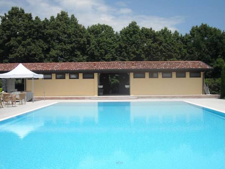 piscina esterna a sfioro con spogliatoio
