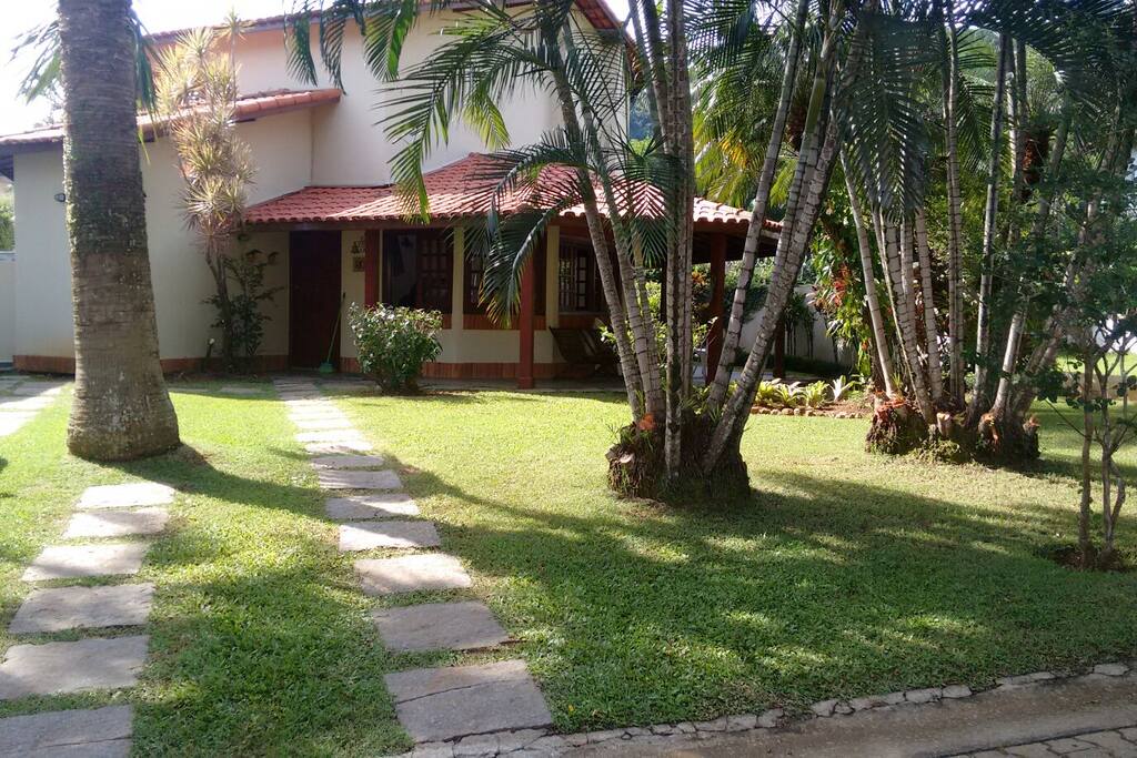 Frente , jardim.