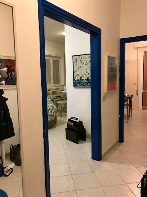 Ingresso, parziale del soggiorno, cucina e disimpegno