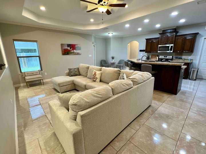 Golden Sanctuary/ Spacious 3 Bed, 2 Baths - Brownsville, TX