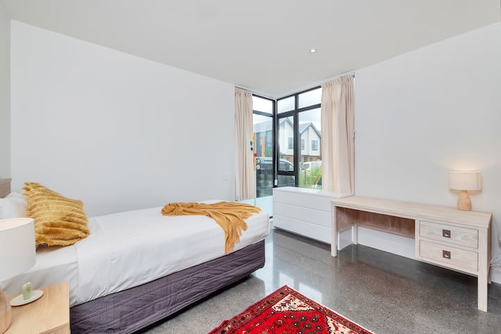 階下のシングルベッドルームは、お子様や自分のスペースを求めている人に最適なスペースです。