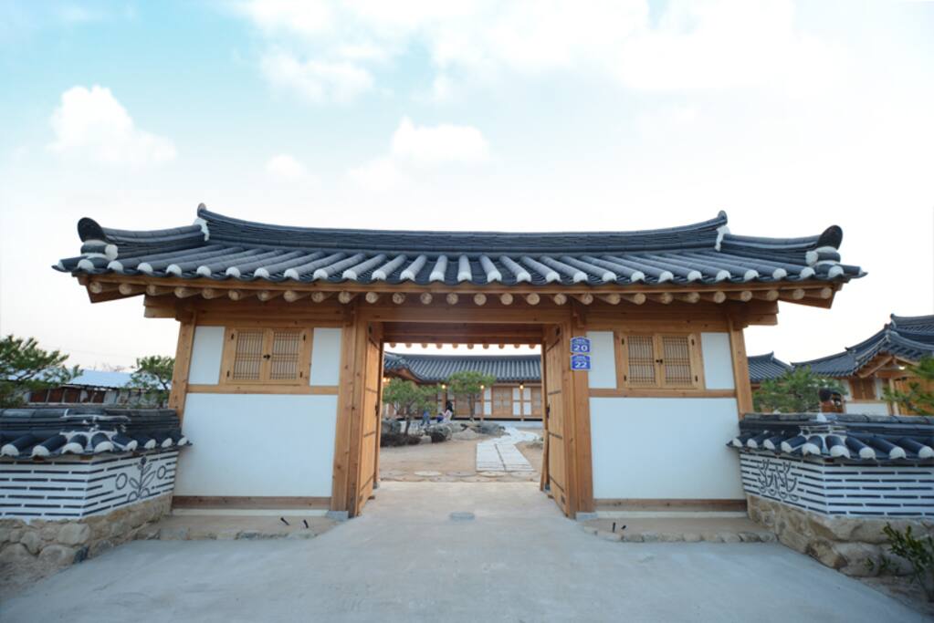 한옥1번가 대문앞