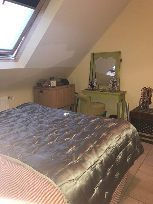 chambre avec: lit 2 places, armoire, meuble coiffeuse, rangement...