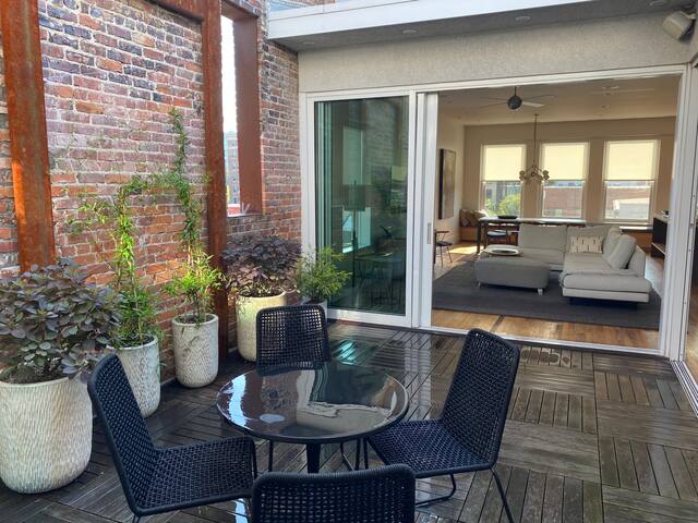 Central Downtown Luxury Contemporary Residence 301 gallery image 3