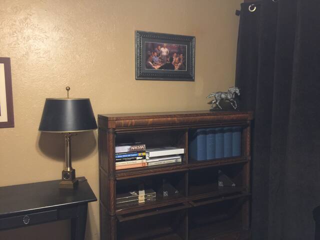 Aggie Maroon Bedroom – King with Spacious Bath gallery image 4