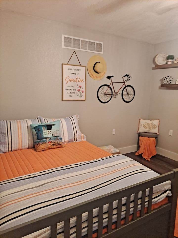 La habitación "Coral" en la parte superior de las escaleras a la izquierda. Cama tamaño grande con cama nido doble. Tiene un espacio de trabajo dedicado, así como acceso directo a la terraza superior.