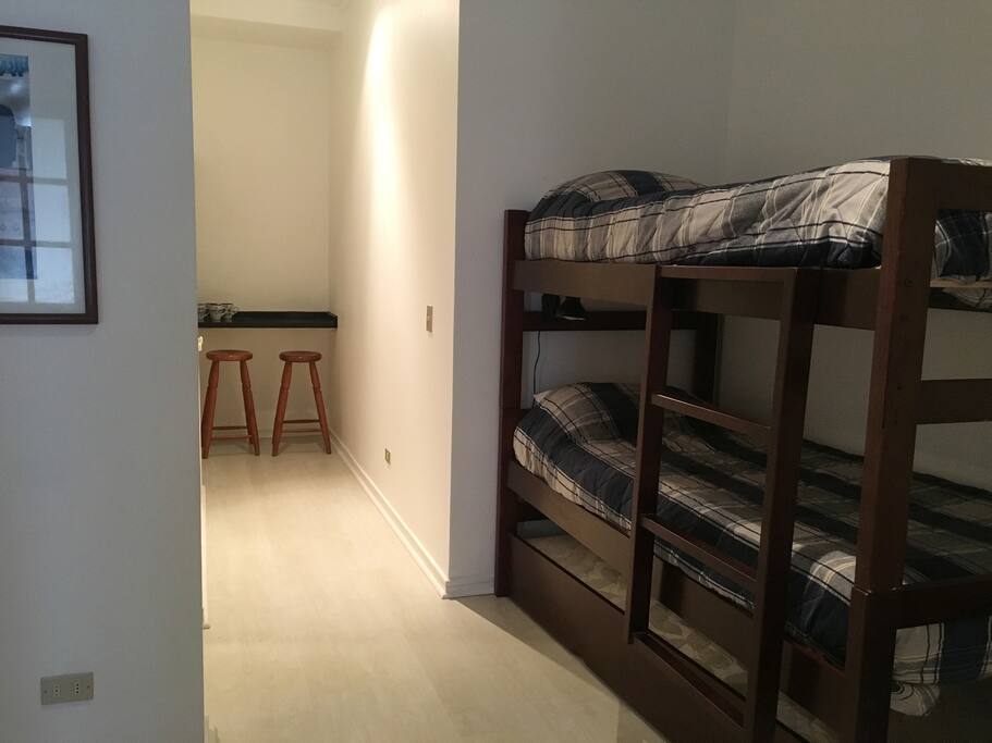 Espacio integrado: habitación y kitchenette.