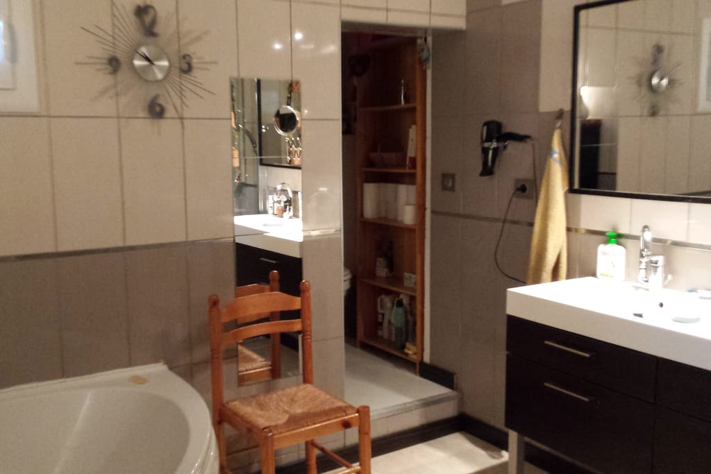 Grande salle de bain: 2 vasques, baignoire, douche