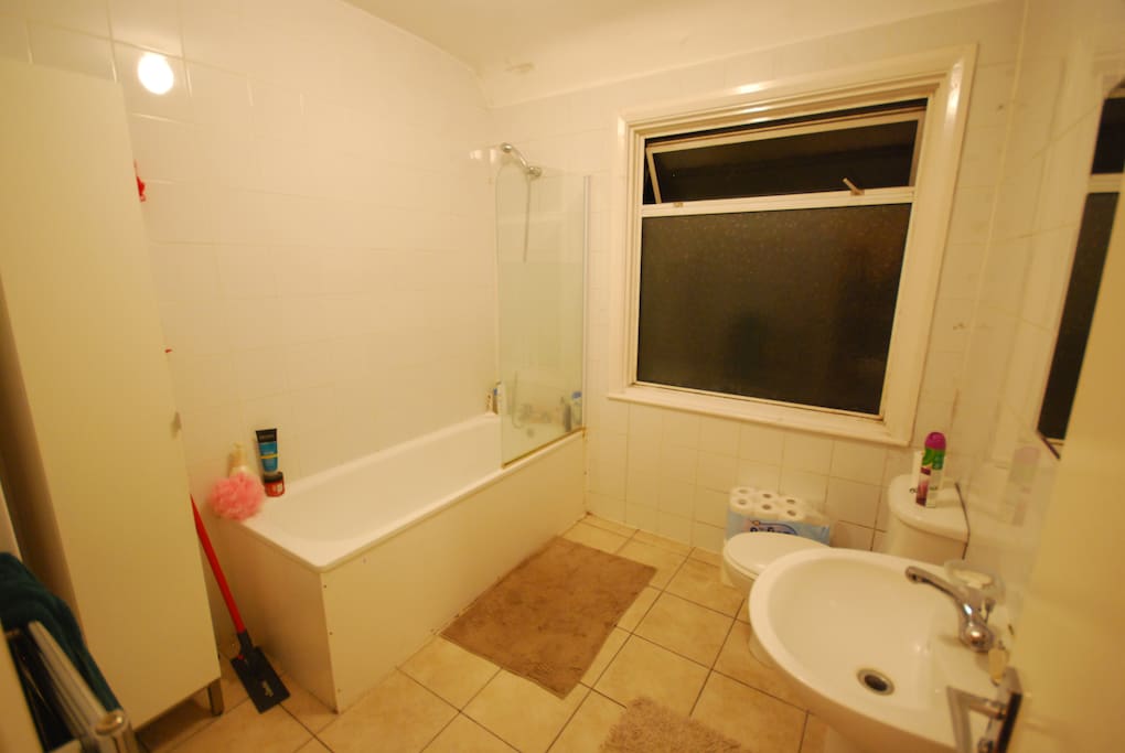 Shared bathroom/shower room with a lockable door : o