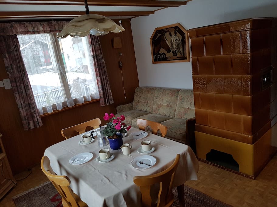 Wohnzimmer mit Kachelofen