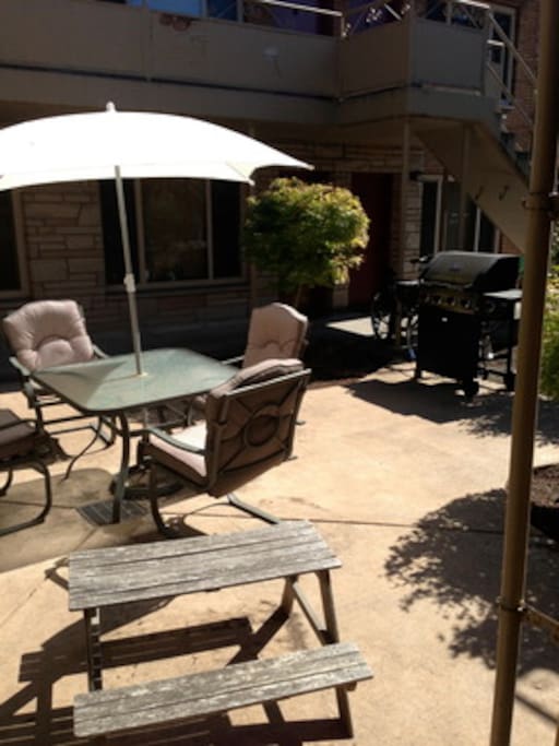 Common courtyard area for catching some Seattle sunshine!