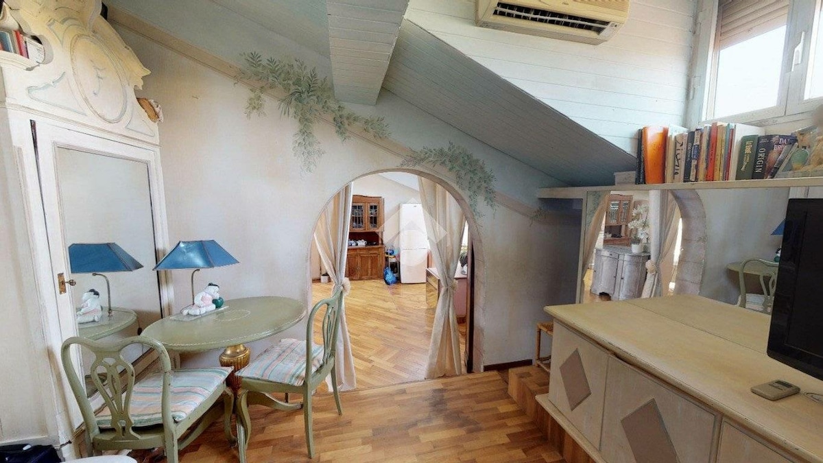 סלון צמוד לחדר השינה 