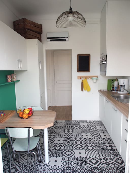 Cuisine indépendante toute équipée (lave-vaisselle, lave-linge, plaques cuisson vitrocéramique, four/micro-onde, grille-pain, cafetière, bouilloire...)