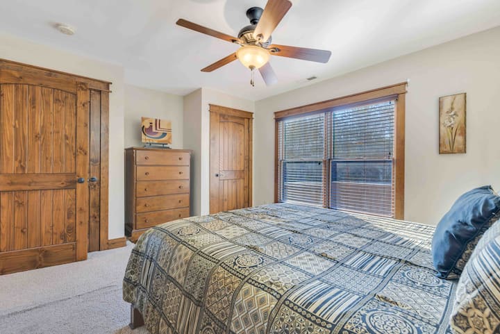 ★ Queen Sized Bedroom upstairs  ★
