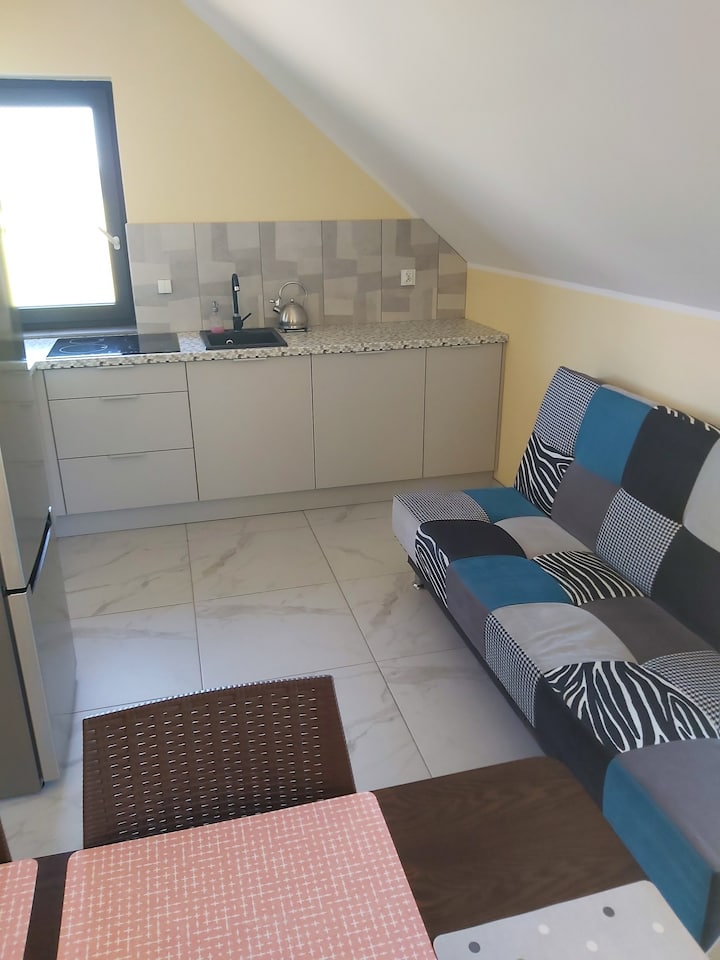 Dnevni boravak kuhinja stan na katu