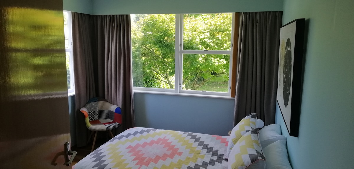 Modrá izba s manželskou posteľou.