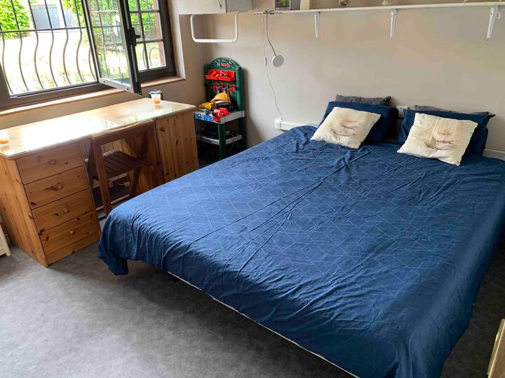 独立客房，可睡2人，带桌角