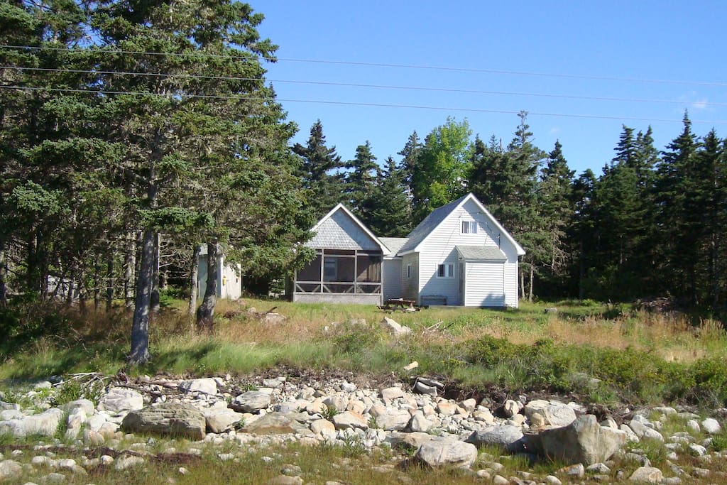 Quaint cottage with screened porched steps from ocean