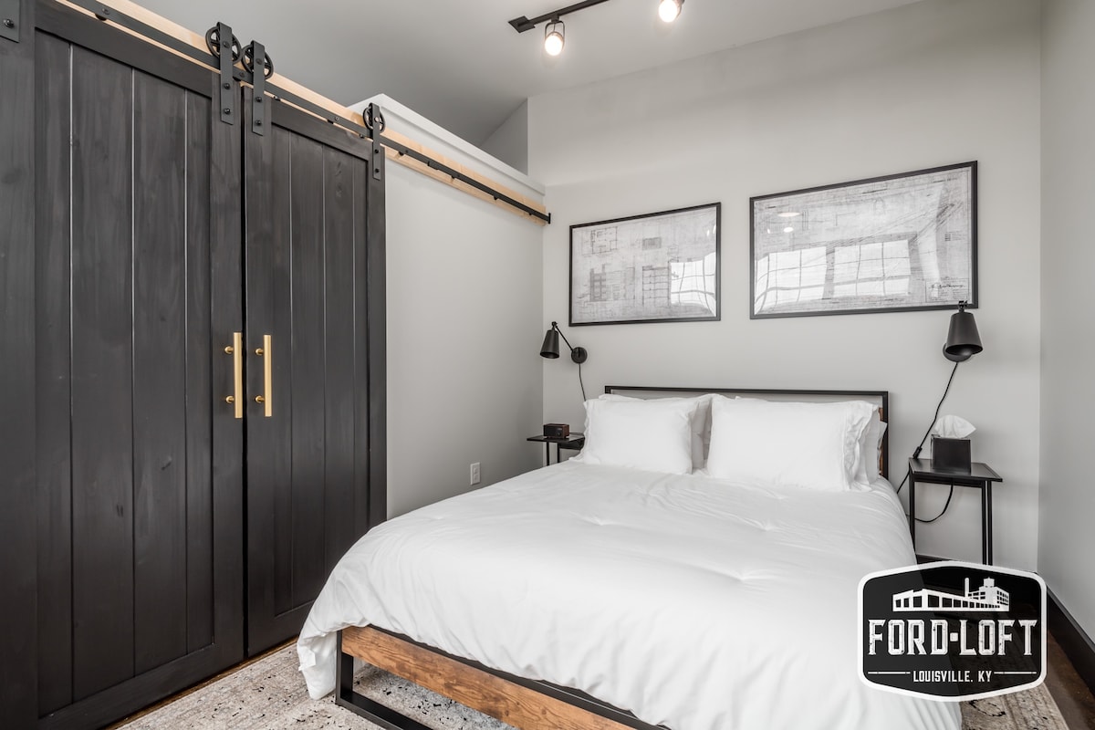 Spálňa s luxusnou manželskou posteľou. Poskytujeme tri rôzne pevnosti vankúšov.