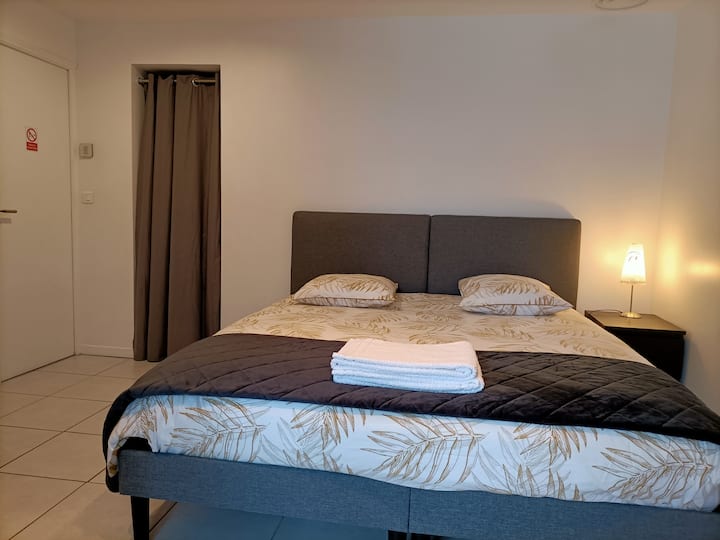 1号卧室毗邻卫生间。

左侧是2间卧室之间的分离门