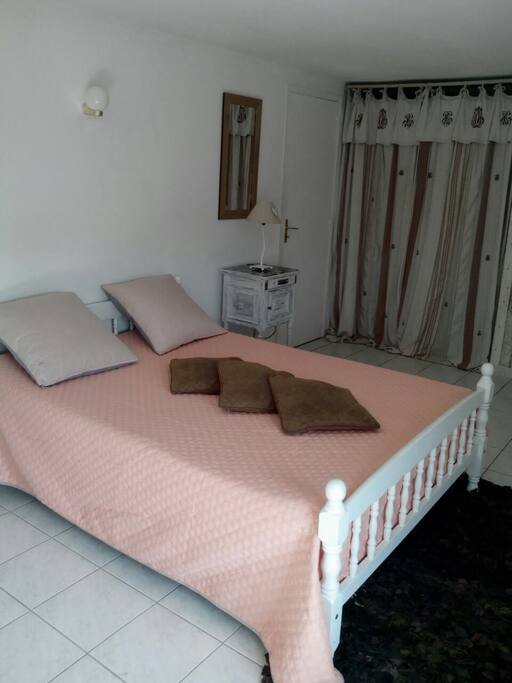 chambre privé avec rangement assez
grande