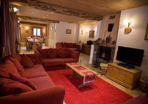Top Airbnb: Spacious chalet, gates of paradise, 15 people in Peisey Nancroix
