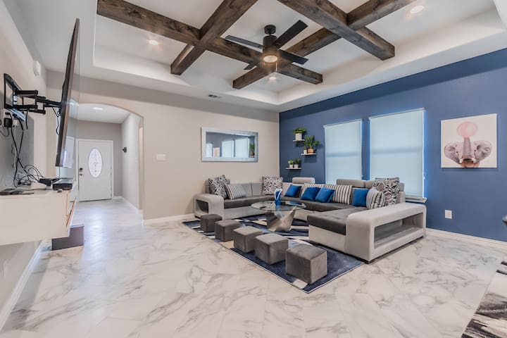 Modern Room Near Downtown, Zoo, Uptown & More gallery image 2