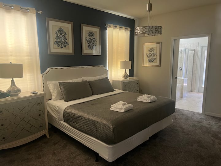 房间非常宽敞，配有巨大的智能电视、宽敞的独立卫生间，可使用游泳池和按摩浴池。 