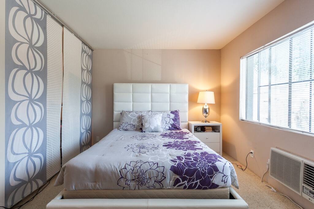 Queen size bed with 600 thread count sheets