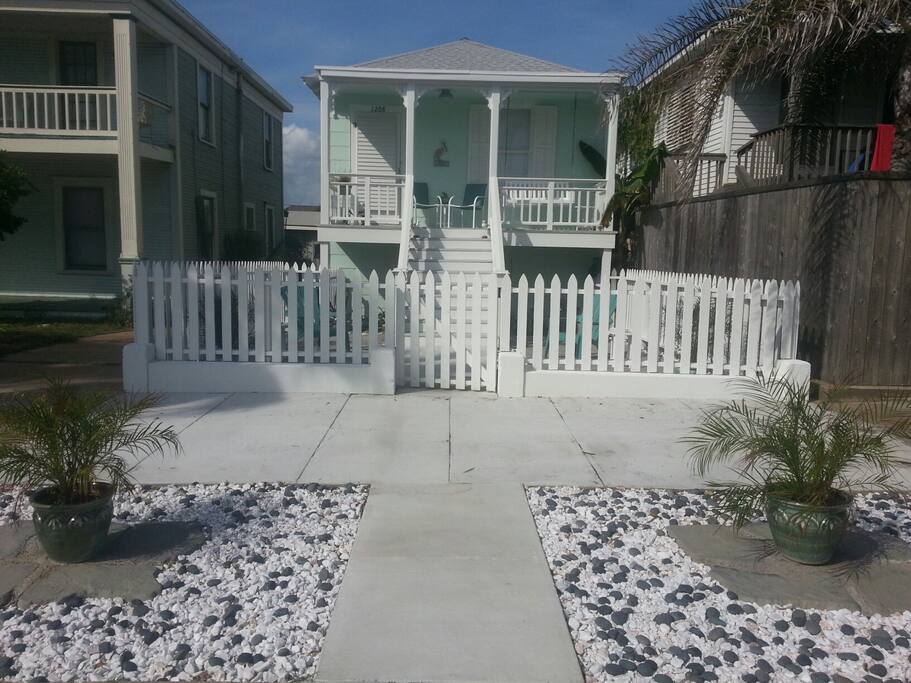 Deck,Porch,Outdoors,Sand,Building