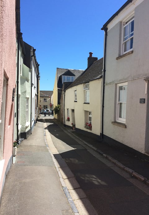 Charming 17th century Cornish seaside cottage