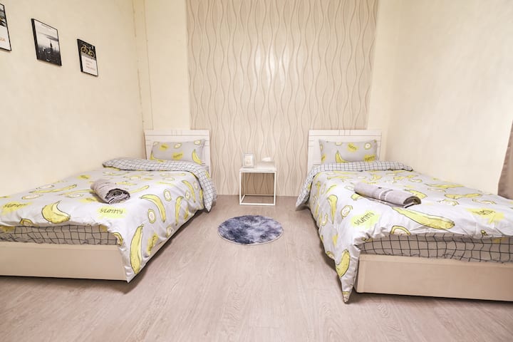 Bedroom 2: two single beds