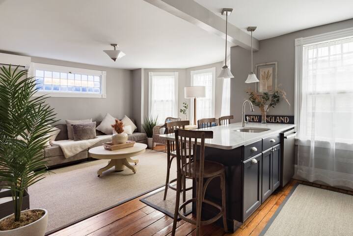 Stroll to the Harbor from a Remodeled Downtown Apartment gallery image 3