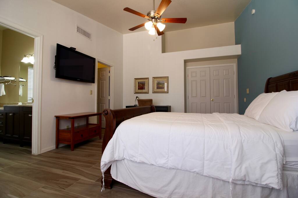 Another view of the room.