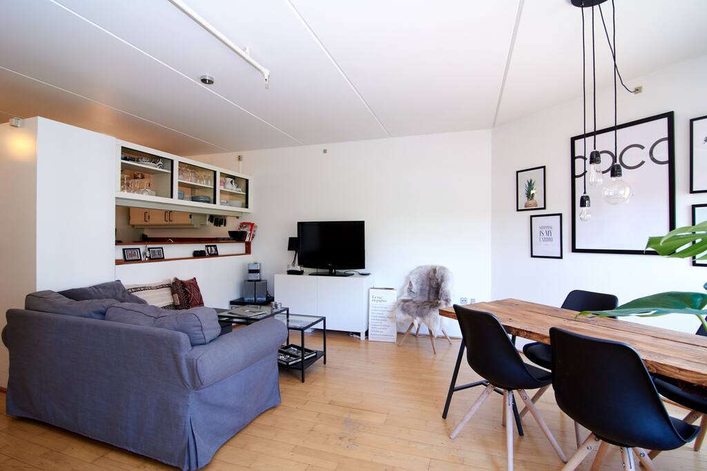 Livingroom with dining space and lake view