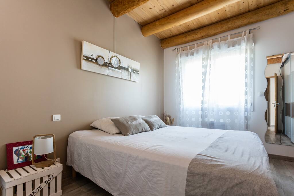 Autre vue de la chambre du rez de chaussée