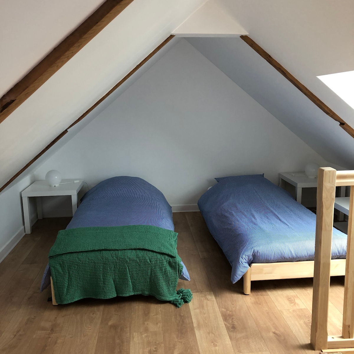 Bweni hilo lina vitanda 4 vya watu 90 (mtu 1)
Vitanda viwili vya kawaida Vitanda 
viwili vinavyoweza kufungwa ambavyo vinaweza kubadilishwa kuwa vitanda viwili vya mtu mmoja au kitanda kimoja cha watu wawili