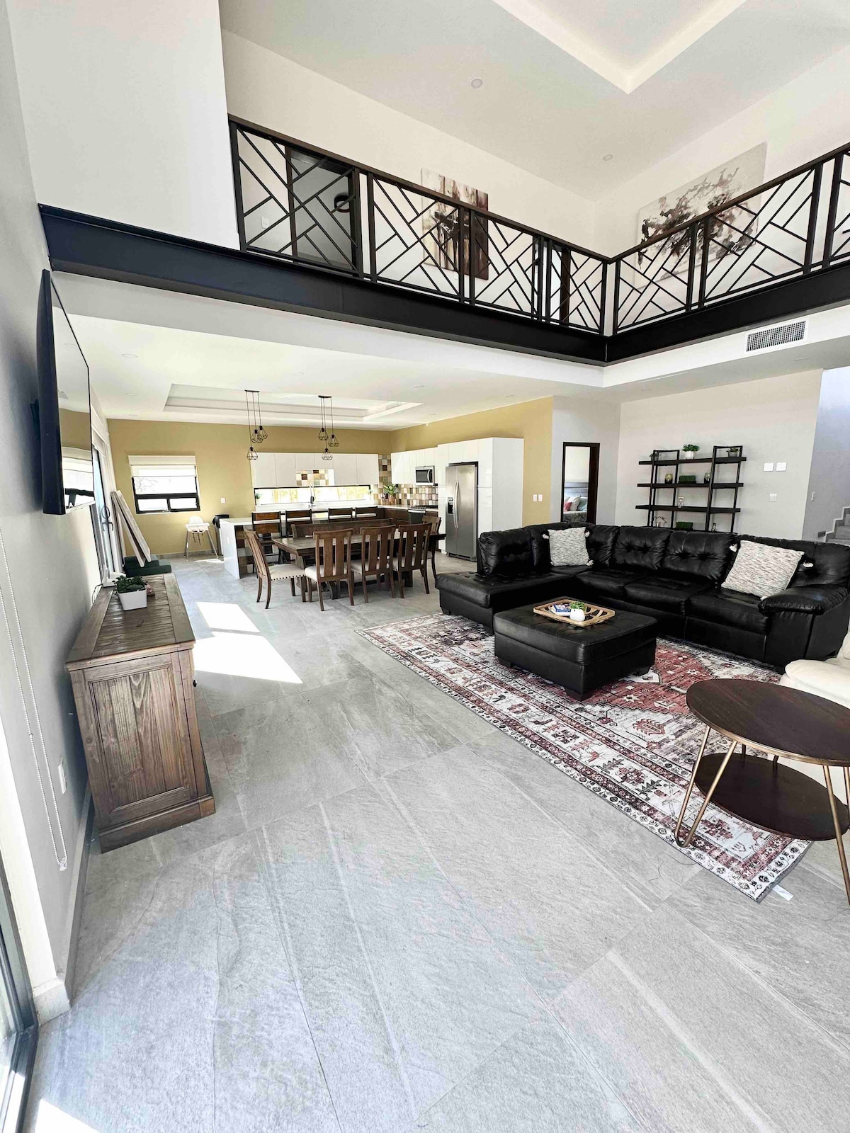 私たちはこの家が提供するオープンスペースと照明が大好きです。 