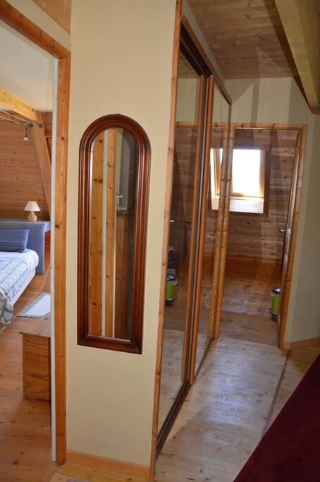 Vue du couloir sur l'espace chambre d'hôte : WC privé à droite et chambre à gauche.