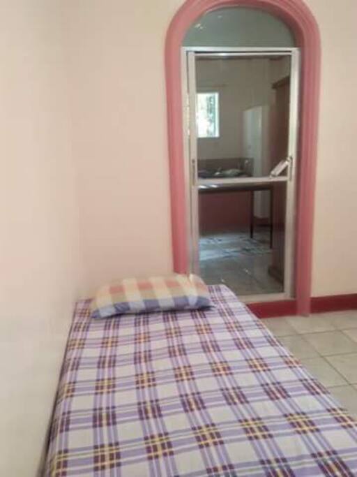 Another small room with single bed